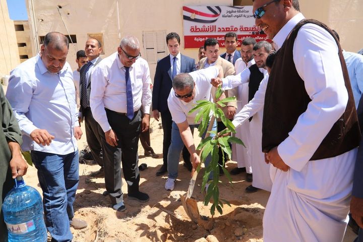 وزارة القوى العاملة: سعفان ومحافظ مطروح يشاركان في زراعة ٦٠٠شجرة في إطار مبادرة هنجملها 15914