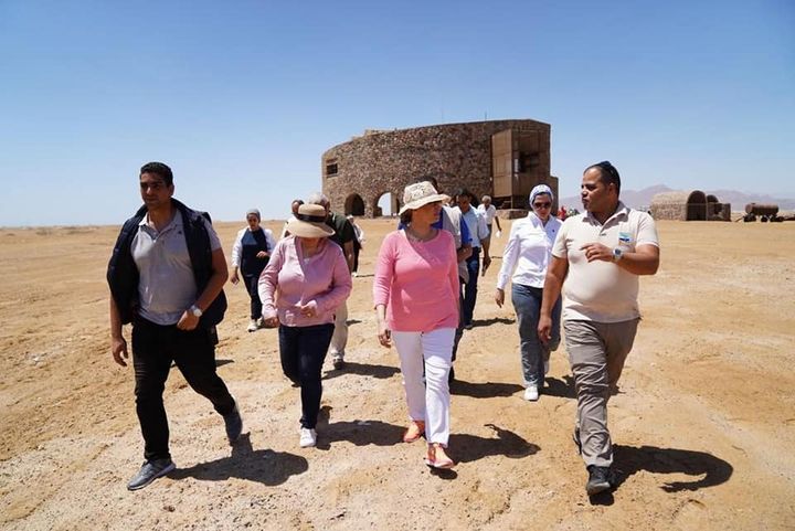 استمراراً لزيارتها التفقدية بمدينة شرم الشيخ: وزيرة البيئة بجولة تفقدية فى محمية نبق لدعم الاستثمار 22691
