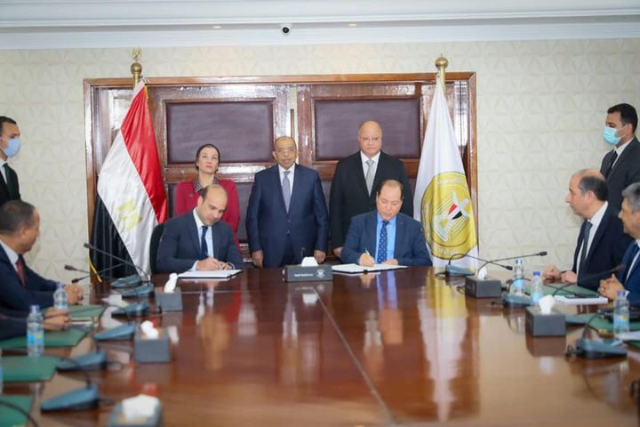 وزيرا البيئة والتنمية المحلية ومحافظ القاهرة يشهدون توقيع عقد تقديم خدمات الرصد والمتابعة والمراقبة لمقدمي 27821