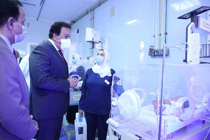 وزارة الصحة والسكان: وزير التعليم العالي والبحث العلمي والقائم بأعمال وزير الصحة يتفقد مستشفى 38461
