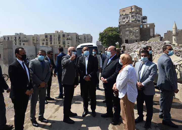 رئيس الوزراء يتفقد سير العمل بمشروع تطوير منطقة سور مجرى العيون مدبولي يوجه بإسراع معدلات تنفيذ المشروع 38653