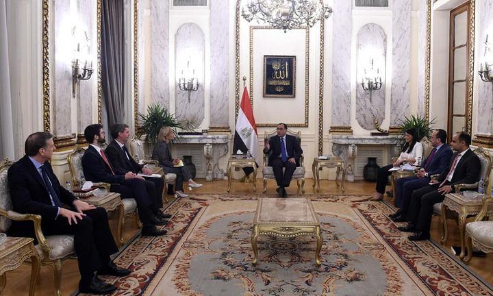 رئيس الوزراء يلتقي نائب رئيس بنك الاستثمار الأوروبي مدبولي يشيد بالشراكة المتميزة مع البنك والتزامه 50884