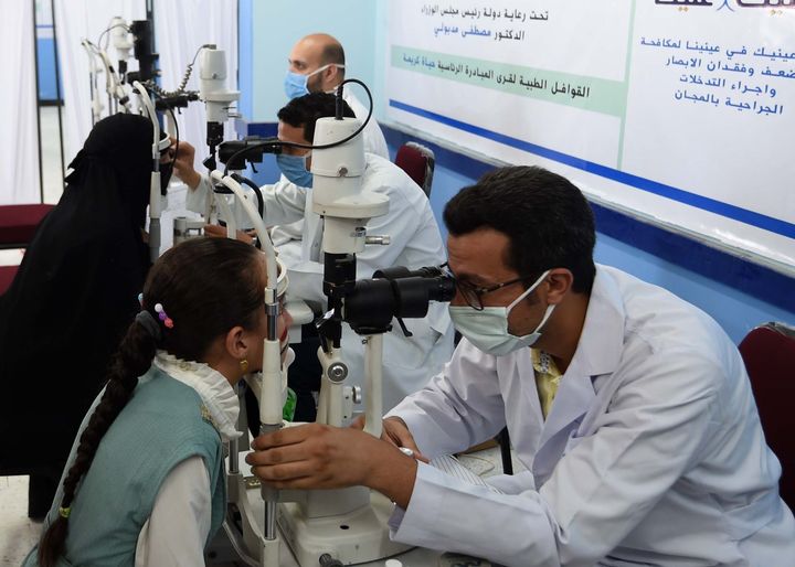 خلال زيارته لقرية كفر داود بالبحيرة: رئيس الوزراء يتفقد العيادات الثابتة بالمدرسة الثانوية التجارية 51205