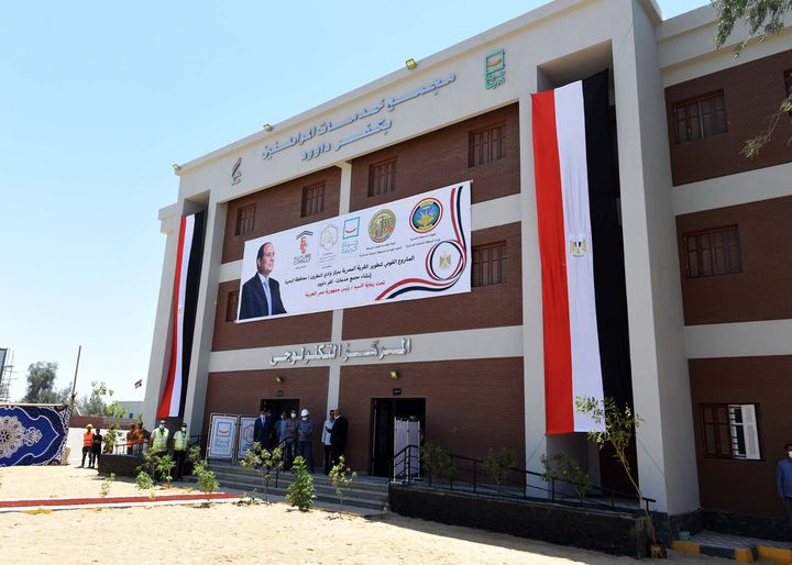 خلال زيارته لوادي النطرون: رئيس الوزراء يتفقد مشروع إنشاء مجمع الخدمات الحكومية ومركز تنمية وصحة الأسرة 56381