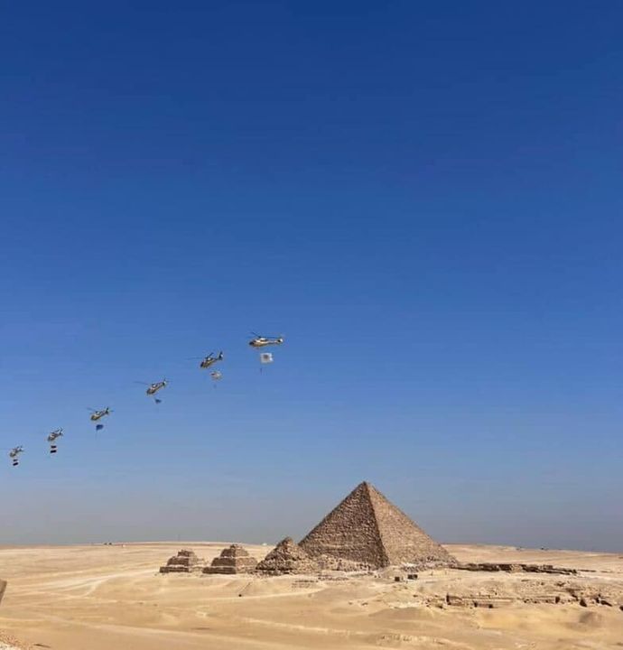 ٣ أغسطس ٢٠٢٢ - وزير السياحة والآثار يشهد العرض الجوي Pyramids Air Show 2022 بمنطقة أهرامات الجيزة - د 64120