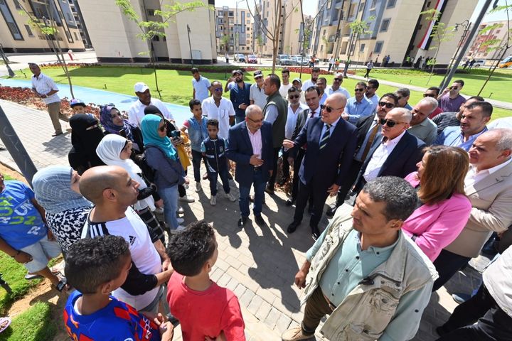 وزير الإسكان يتجول بمواقع وحدات المبادرة الرئاسية سكن لكل المصريين لمنخفضى الدخل بمدينة حدائق العاصمة 26523