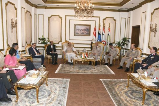 المتحدث العسكرى : الفريق أول / محمـد زكى القائد العام للقوات المسلحة وزير الدفاع والإنتاج الحربى يلتقى وزير 42387