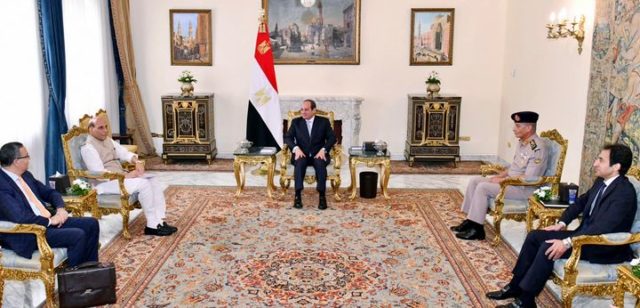 استقبل السيد الرئيس عبد الفتاح السيسي اليوم وزير الدفاع الهندي، السيد راجناث سينغ، وذلك بحضور الفريق أول 57414