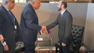 وزير الخارجية يناقش مع نظيره الأرميني تطوير العلاقات الثنائية 
 استمراراً للقاءاته على هامش أعمال