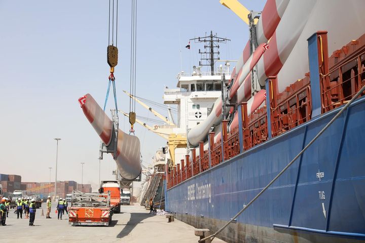 ميناء الأدبية تستقبل شحنة 42 ريشة رياح لمحطة توليد الكهرباء برأس غارب في إطار الدور الهام لموانئ المنطقة 96452