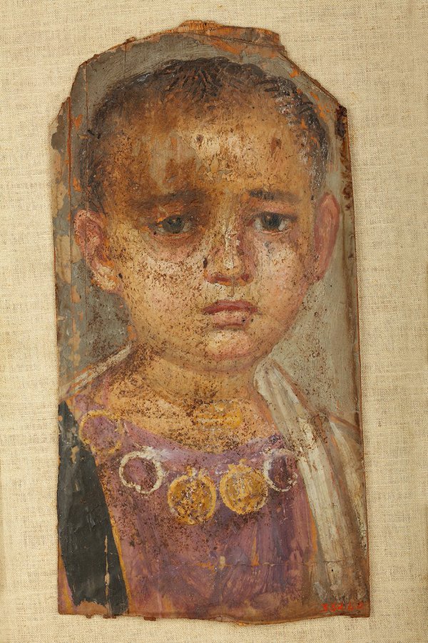 المتحف المصري ٢٠٠ عام علم مصريات صورة لصبي من بورتريهات الفيوم ، يرتدي خيتون أرجواني اللون ( نوع من الملابس) FdcDHe WIAAXQBB