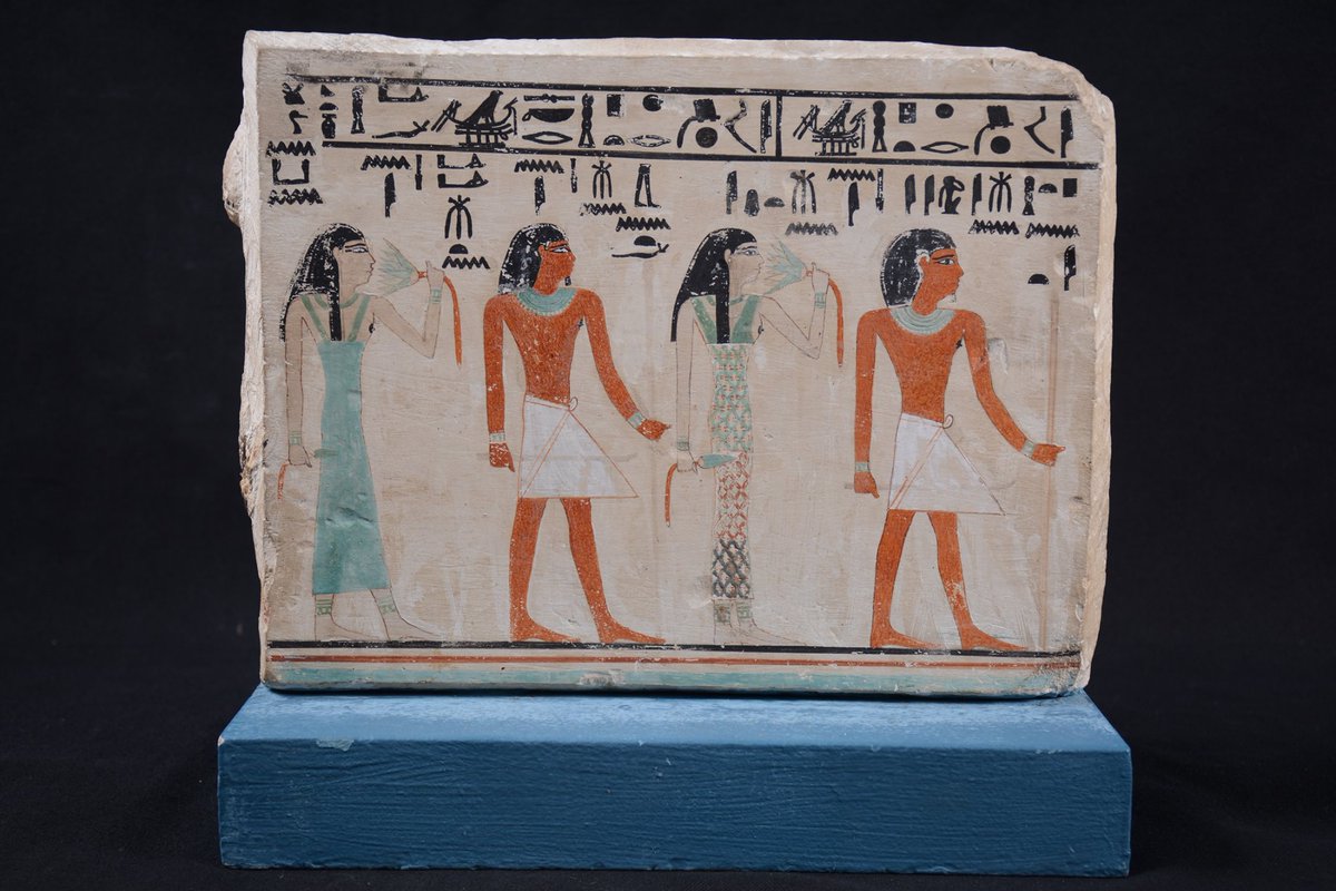 المتحف المصري ٢٠٠ عام علم مصريات لوحة جنائزية ملونة لنيت بتاح وتذكر النقوش أعلى الشخصين الآخرين أنهما Fdl4agBX0AEB9R0