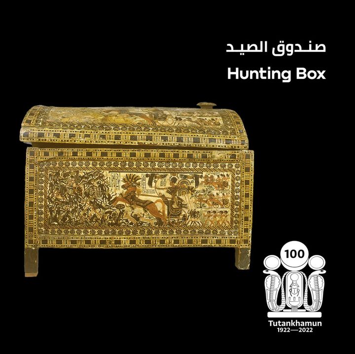 أشار كارتر إلى هذا الصندوق على أنه أحد أعظم الكنوز الفنية بالمقبرة، وكان يحتوي على ملابس للملك 15818