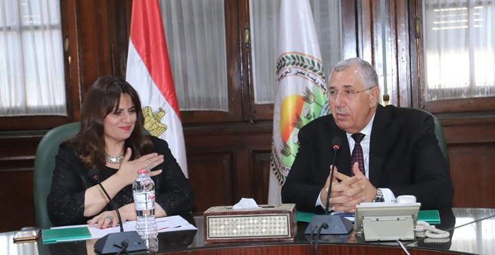وزارتي الزراعة واستصلاح الأراضي والهجرة وشئون المصريين بالخارج: وزيرا الزراعة والهجرة يبحثان 32685