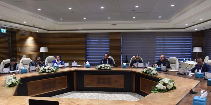 على هامش أعمال المؤتمر الاقتصادي: رئيس الوزراء يلتقى رائد المناخ للرئاسة المصرية والمبعوث الخاص للأمم 35792