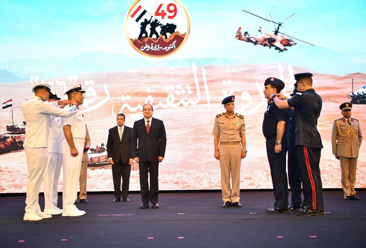 السيد الرئيس عبد الفتاح السيسي يصدق على ترقية اللواء بحري أركان حرب أشرف إبراهيم عطوة قائد القوات البحرية، 36062