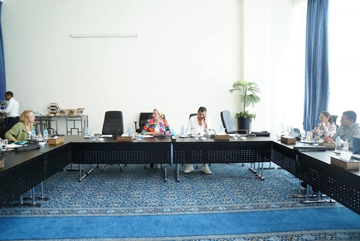 وزيرة البيئة تعقد اجتماعا موسعا مع رئيس مجلس إدارة الشركة المنظمة وممثلى عدد من العلامات الفنية والتجارية 42319