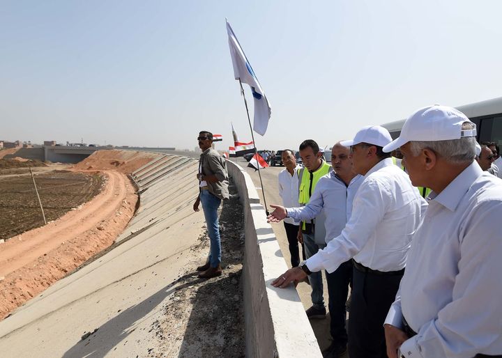 خلال جولة لمتابعة سير العمل بعدد من مشروعات الطرق بالقاهرة الكبرى: رئيس الوزراء يتفقد أعمال تطوير وتوسعة 58562