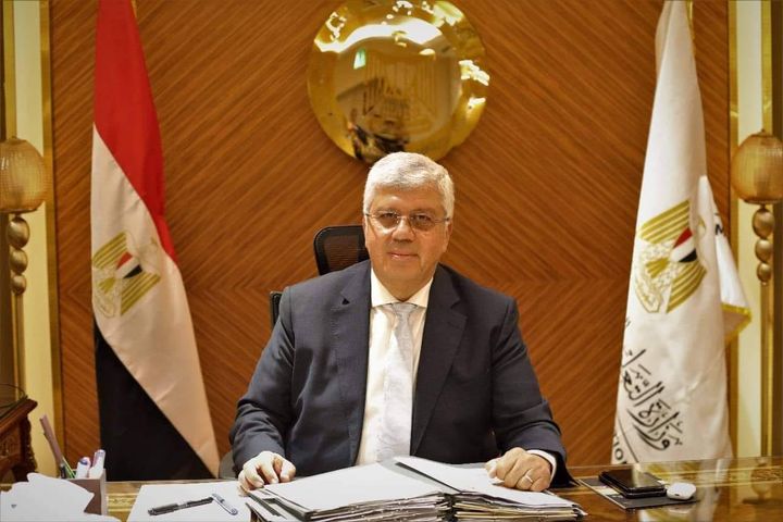 وزير التعليم العالى والبحث العلمى يستعرض تقريرًا حول فوز المخترعين المصريين في المنتدى الدولي للمخترعين 73079