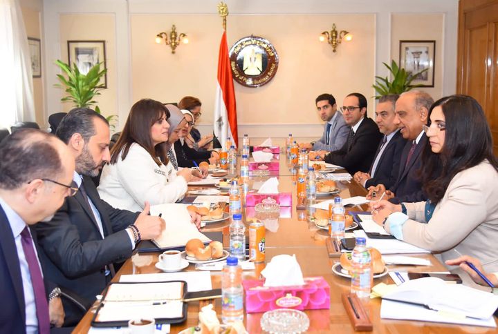 وزيرة الهجرة تعقد اجتماعا تشاوريا مع وزير قطاع الأعمال العام لبحث سبل التعاون المشترك بصدد توفير محفزات 77034