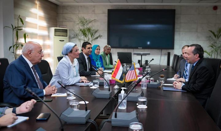 وزيرة البيئة تناقش مع القائم بأعمال السفارة الأمريكية بالانابة بالقاهرة التعاون المشترك فى دعم قضايا البيئة 77753