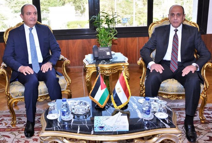 وزارة الطيران المدني: وزير الطيران يبحث مع السفير الأردنى بالقاهرة تعزيز التعاون فى مجال 92056