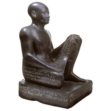 المتحف المصري تمثال الوزير حور يظهر هذا الوزير جالسًا إحدى ساقيه مثنية على صدره والأخرى مستلقية على الأرض Fe47pHiXwAQArgV