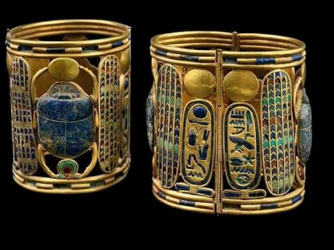 المتحف المصري سوار الملك بسوسنيس الأول مصنوع من الذهب ومطعم بالعقيق اللازورد والفلسبار الأخضر مكان FfH xnnWIAAzjmz