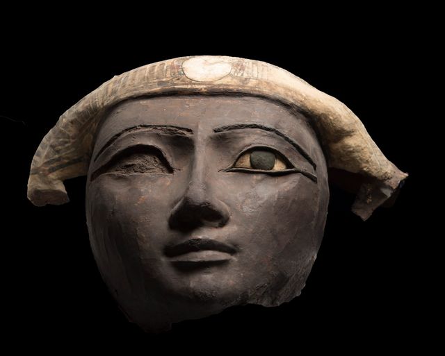 المتحف المصري قطع أثرية من مخازن المتحف وجه تابوت من الخشب والكارتوناج الملون عثر عليه فى الحيبة ، ويرجع