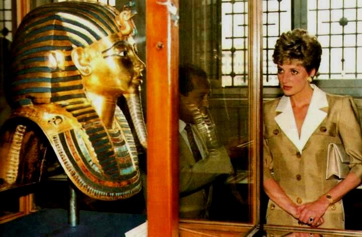 احتفالا بذكرى اكتشاف مقبرة توت عنخ آمون شاهد أهم الزيارات الرسمية لكنوز الملك فى المتحف المصري زيارة FgQVsmDX0AM708S