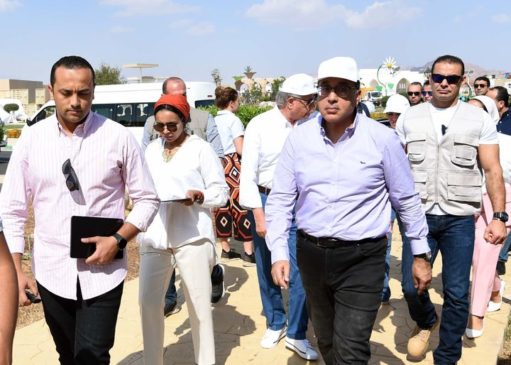رئيس الوزراء يتفقد غرفة العمليات المركزية لإدارة فعاليات مؤتمر التغير المناخي بشرم الشيخ تفقد الدكتور 21686