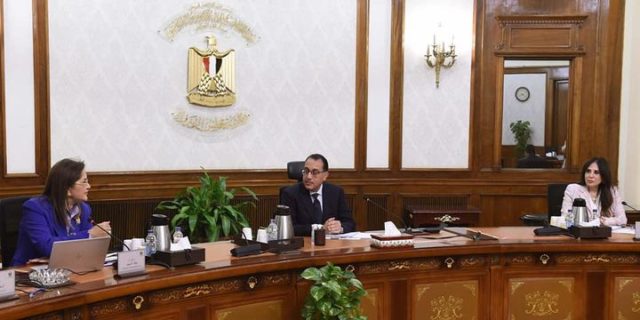 رئيس الوزراء يستعرض المؤشرات المبدئية للاقتصاد المصري خلال الربع الأول من العام المالي الجاري وزيرة 29941