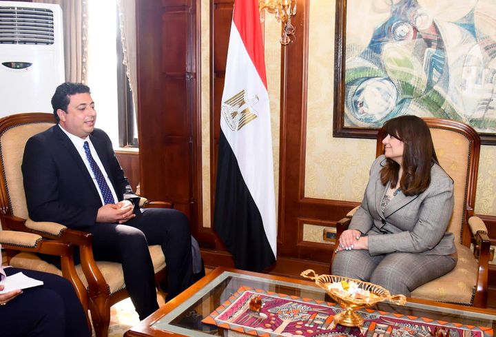 وزيرة الهجرة تلتقي أحد الخبراء المصريين بالخارج في مجال علاج السرطان … 37428