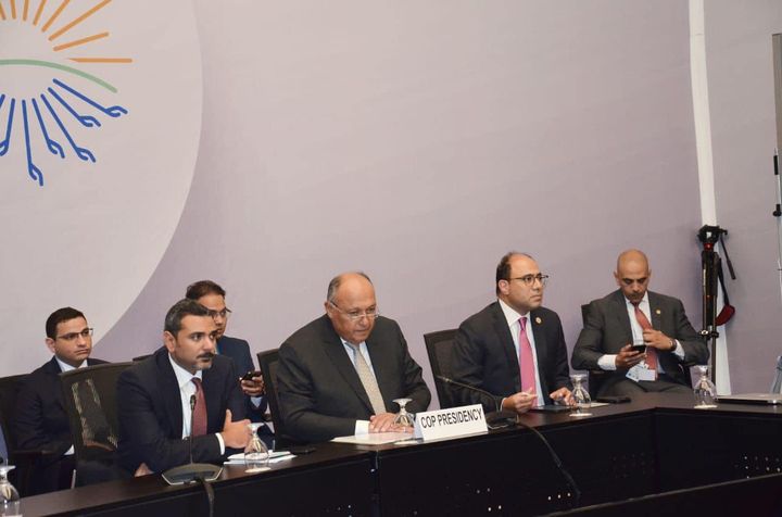سامح شكري رئيس مؤتمر COP27 يعقد حواراً مطولاً مع ممثلي السكان الأصليين والمجتمعات المحلية المشاركين فى مؤتمر 46945