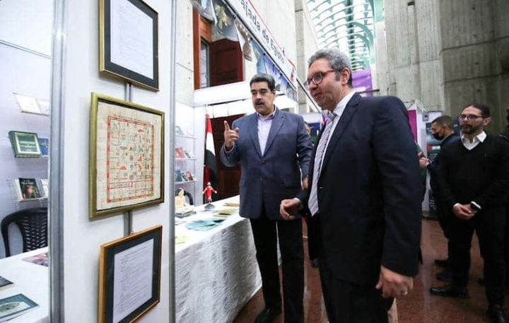 افتتح الرئيس الفنزويلي الجناح المصري بمعرض فنزويلا الدولي للكتاب - قام الرئيس الفنزويلي نيكولاس 53089