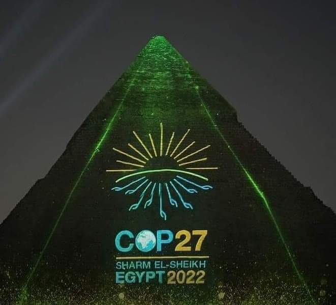 هرم خفرع يضيء بشعار قمة المناخ COP27 82571