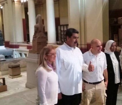 المتحف المصري زيارات رسمية -رئيس دولة فنزويلا وأسرته يزور المتحف المصري بالتحرير وتأتي هذه الزيارة للرئيس Fg5PTwWXgAEB5TY