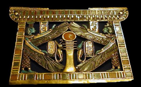 المتحف المصري تعرف معنا على مقتنيات الملك توت عنخ أمون قلادة مصنوعة من الذهب والأحجار الكريمة على هيئة صرح FgvSgDDWAAE5UvZ