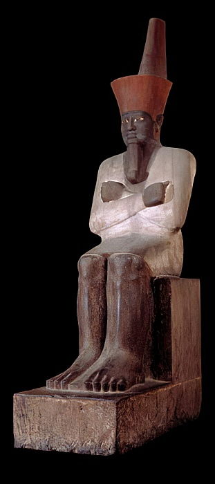 المتحف المصري تمثال الملك منتوحتب الثانى يرتدى الملك التاج الأحمر، ورداء حابك خاص بعيد اليوبيل (الحب سد) FibLMf6XoAQjrcd