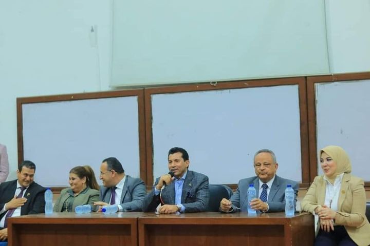 وزارة الشباب والرياضة: وزير الشباب والرياضة يلتقى مجموعة كبيرة من الشباب داخل جامعة 23647