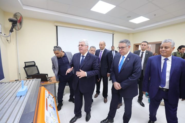 على هامش انعقاد الاجتماع الدوري للمجلس الأعلى للجامعات: وزير التعليم العالي ومحافظ البحر الأحمر ورئيس 24107