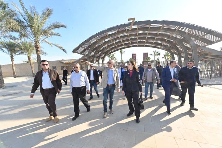 وزير الإسكان يتجول مع نظرائه وزراء الإسكان والتعمير العرب ورؤساء الوفود العربية بمشروع الحدائق المركزية 44708 1