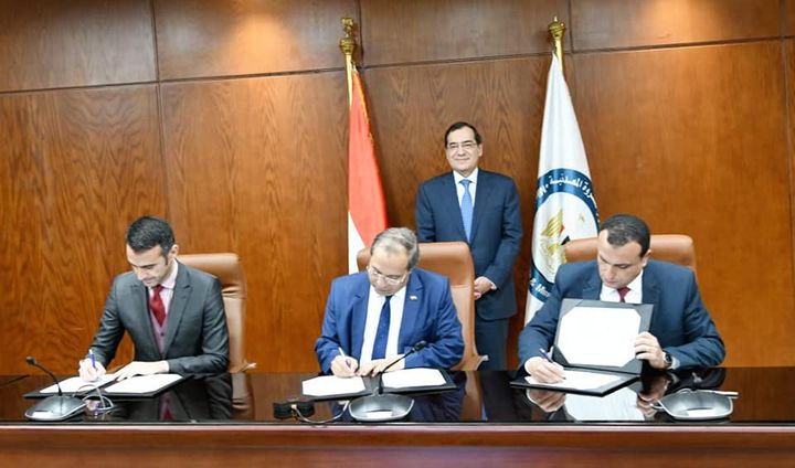 وزارة البترول والثروة المعدنية: وقع المهندس طارق الملا وزير البترول والثروة المعدنية 62458
