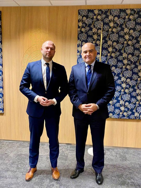 سفير جمهورية مصر العربية لدى مملكة هولندا يلتقي رئيس لجنة العلاقات الخارجية بالبرلمان الهولندي 75101 1