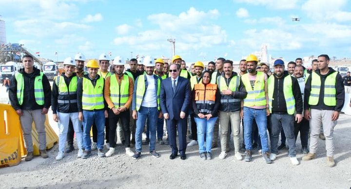 صورة تذكارية للسيد الرئيس عبد الفتاح السيسي مع عدد من العاملين المنفذين لمحور التعمير “محور أبو ذكري” 83671