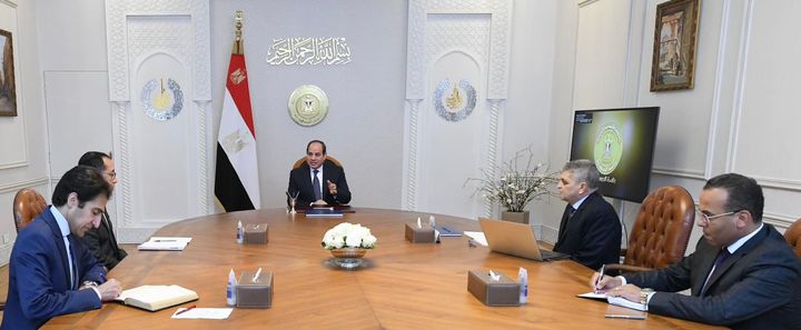 السيد الرئيس يوجه بالاستمرار في تنفيذ استراتيجية تطوير قناة السويس بكافة عناصرها وذلك لتعزيز مكانتها 11707