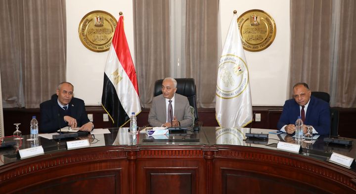 خلال اجتماعه مع خبراء المركز القومي للامتحانات ومنسقي المواد ومسئولي بنوك الأسئلة للمواد المختلفة وزير 34609