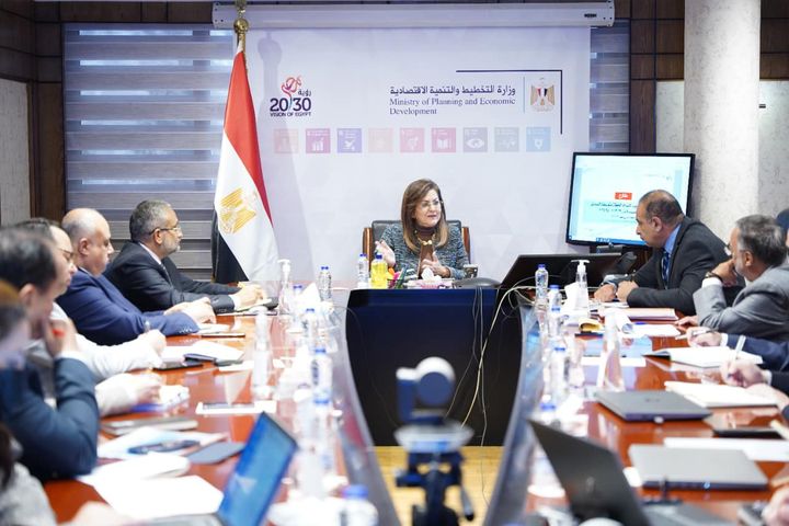 وزيرة التخطيط والتنمية الاقتصادية تعقد اجتماعًا لوضع ملامح خطة 23/2024 القاهرة في 4 يناير 2023 اجتمعت 34949