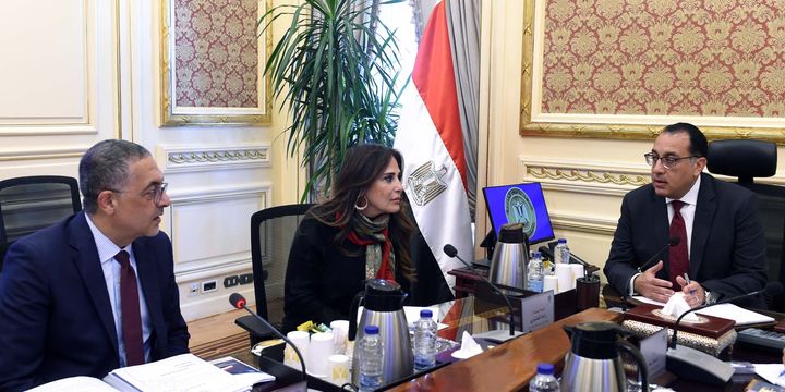 رئيس الوزراء يتابع مع الرئيس التنفيذي للهيئة العامة للاستثمار والمناطق الحرة عددا من ملفات العمل إنشاء 60911