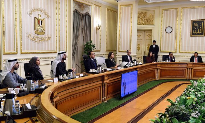 رئيس الوزراء يستعرض مع مسئولين إماراتيين ترتيبات مشاركة مصر كضيف شرف فى القمة العالمية للحكومات عقد 77022